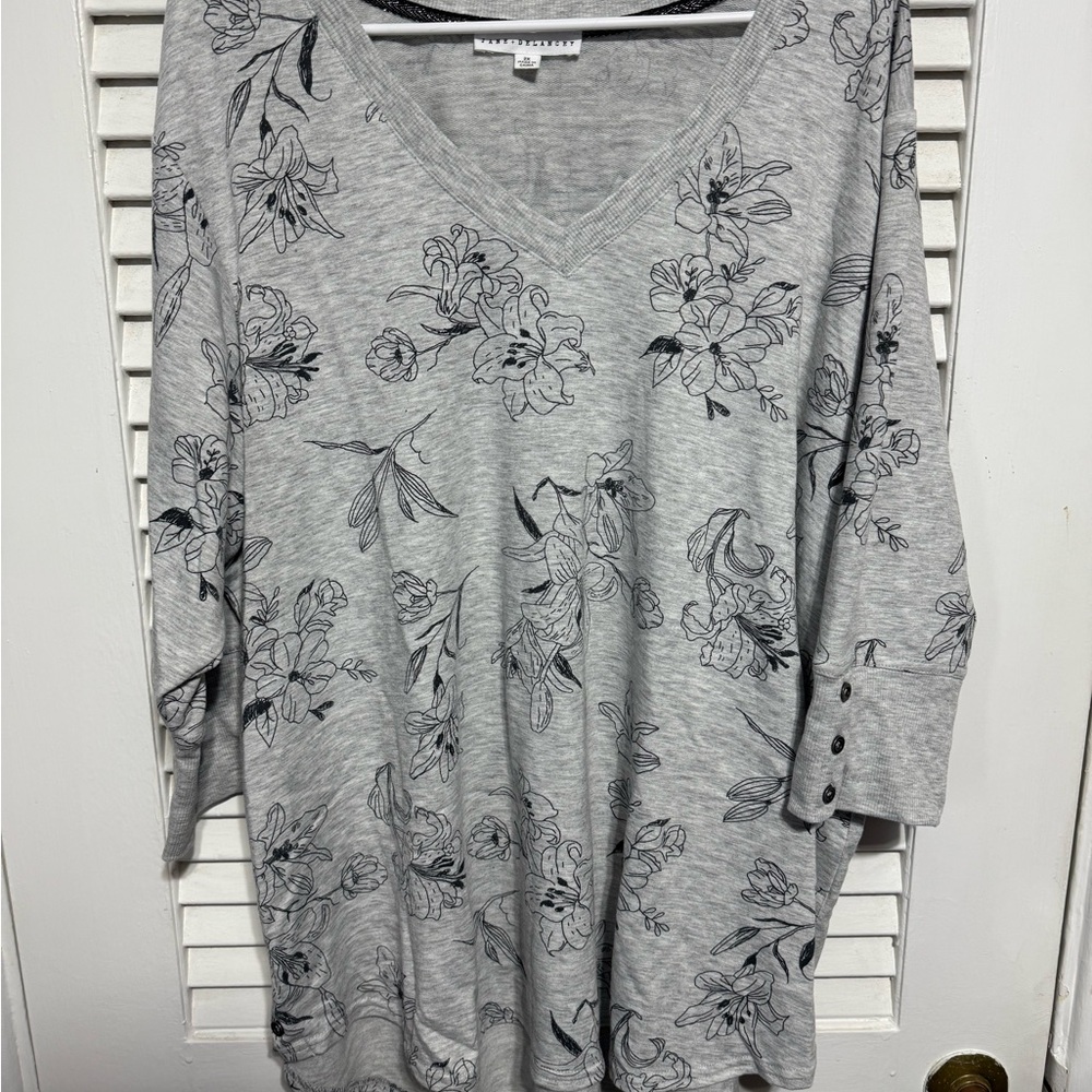 Jane + Delancey 2X gray floral V-Neck 3/4 length sleeve top